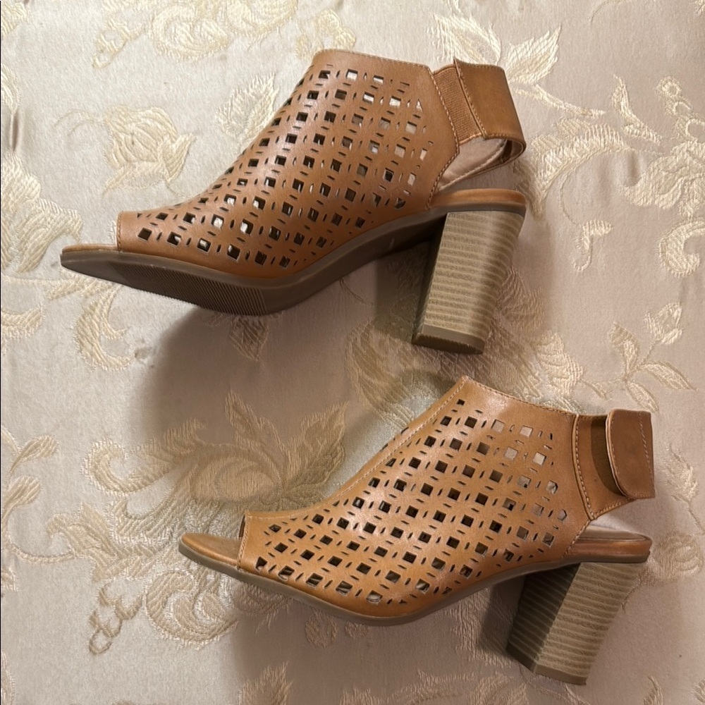 Christian Siriano Tan Block Heel Sandals Size 8.5